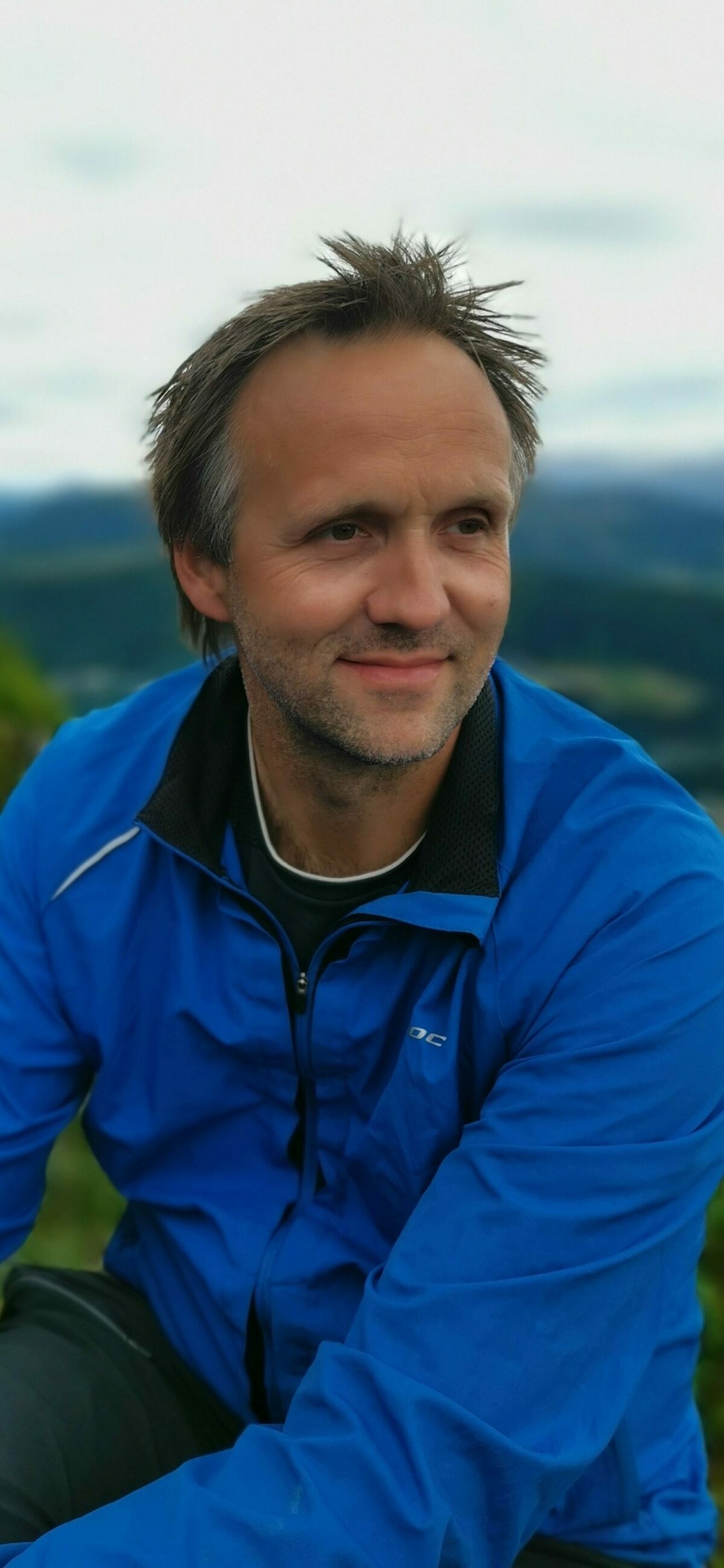 <img src="Aleksander.jpeg" alt="Aleksander er fornøyd med Elekt">