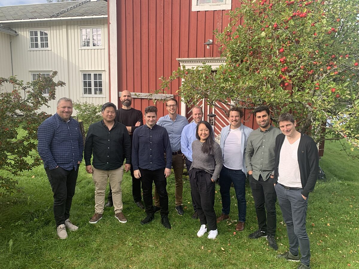 <img src="elekt-i-buvika.JPEG" alt="alle ansatte i elekt samlet i en hage">
