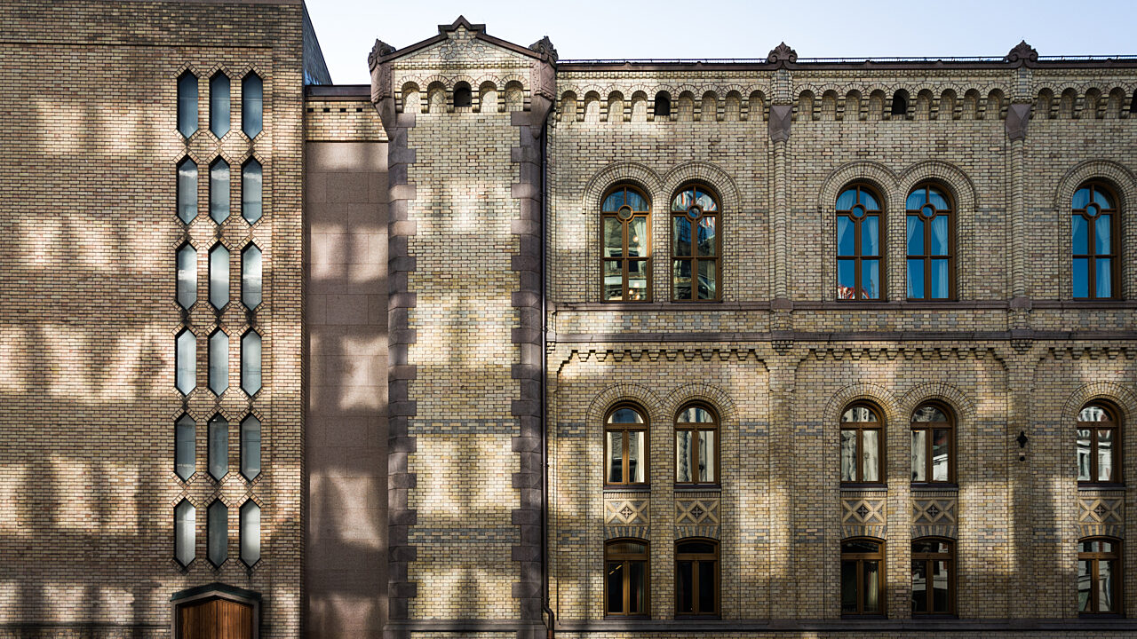 Bildet av Stortinget fra siden,  foto Peter Mydske/Stortinget